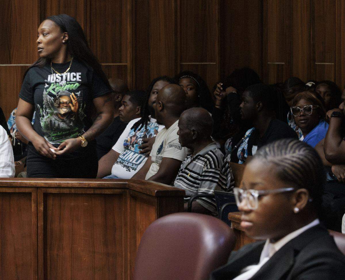 Nathalie Jean, left, tries to find open seats for friends and family at the sentencing of Jahara Malik, right, after she pleaded guilty to killing Jean’s son, Yahkeim Lollar. The hearing was held on Tuesday, May 5, 2026, at the Richard E. Gerstein Justice Building in Miami.